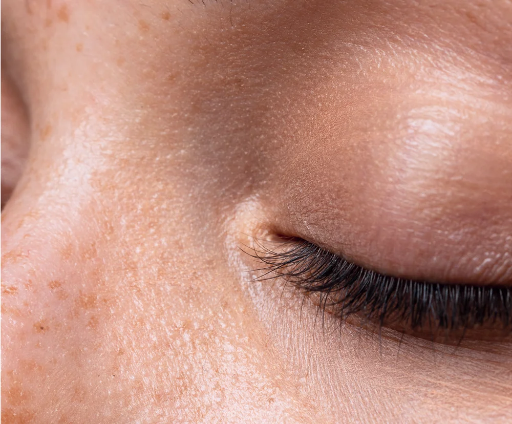 Primo piano dell'occhio di una donna con pelle naturale e sana